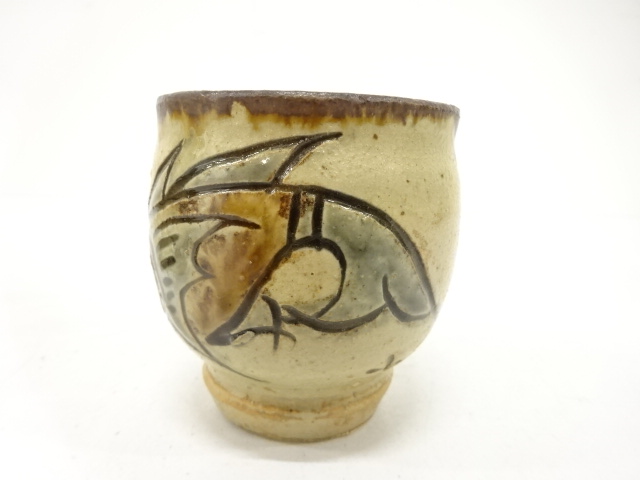  壺屋焼　人間国宝　金城次郎造　魚文　湯呑